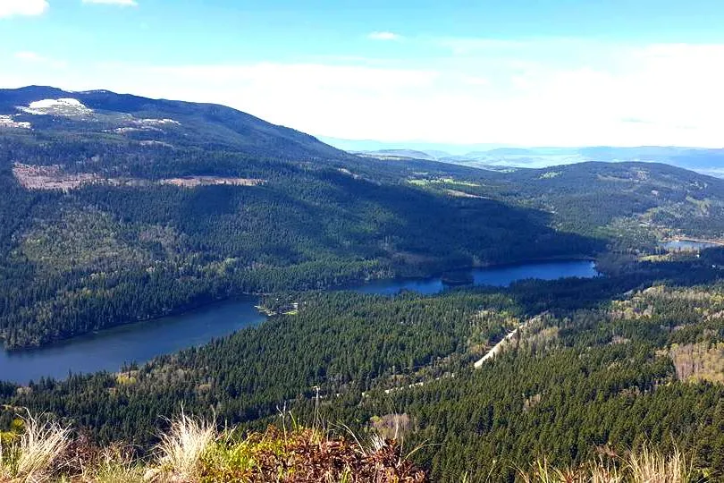 A view of a lake surrounded by green mountains